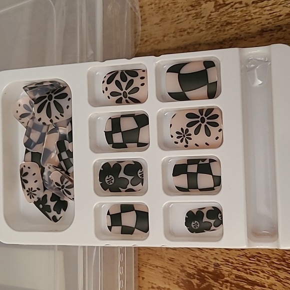 2/$16 Black Matte Floral Checkerboard Press On Nails - Picture 13 of 16